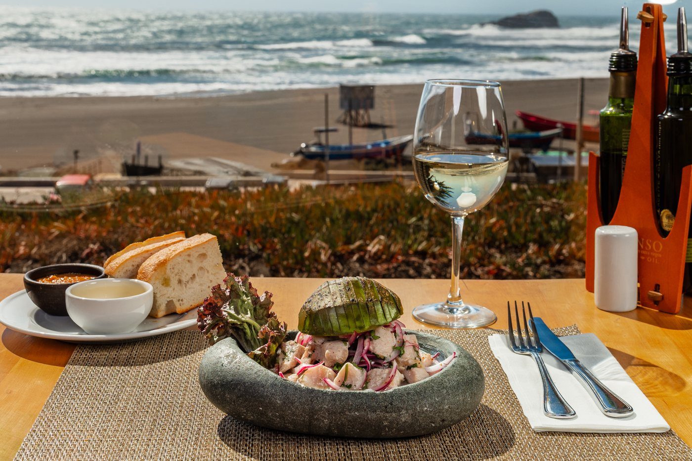 Plato de mariscos con vista al mar en Restaurant Marvento