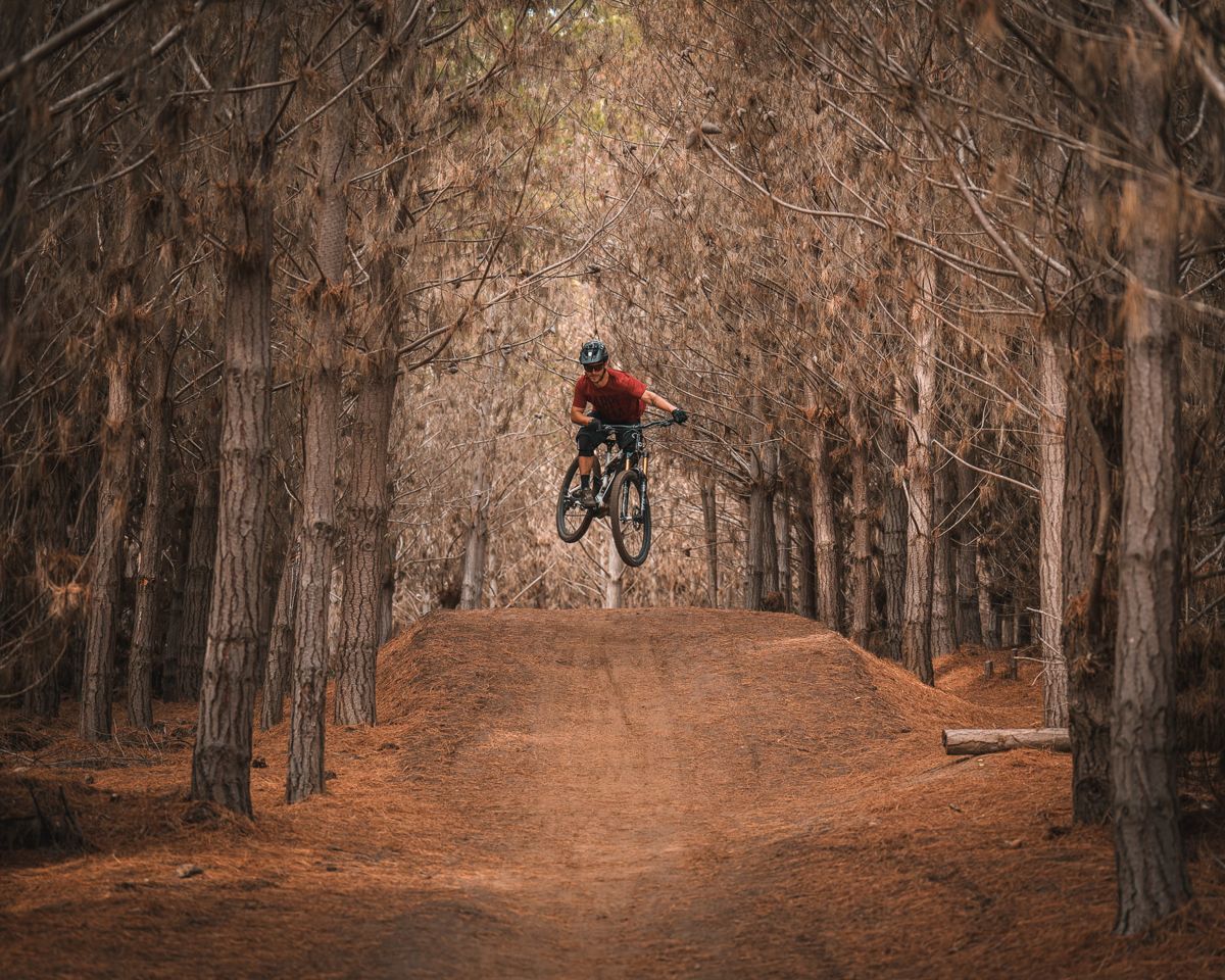 Ciclista saltando en el Bike Park