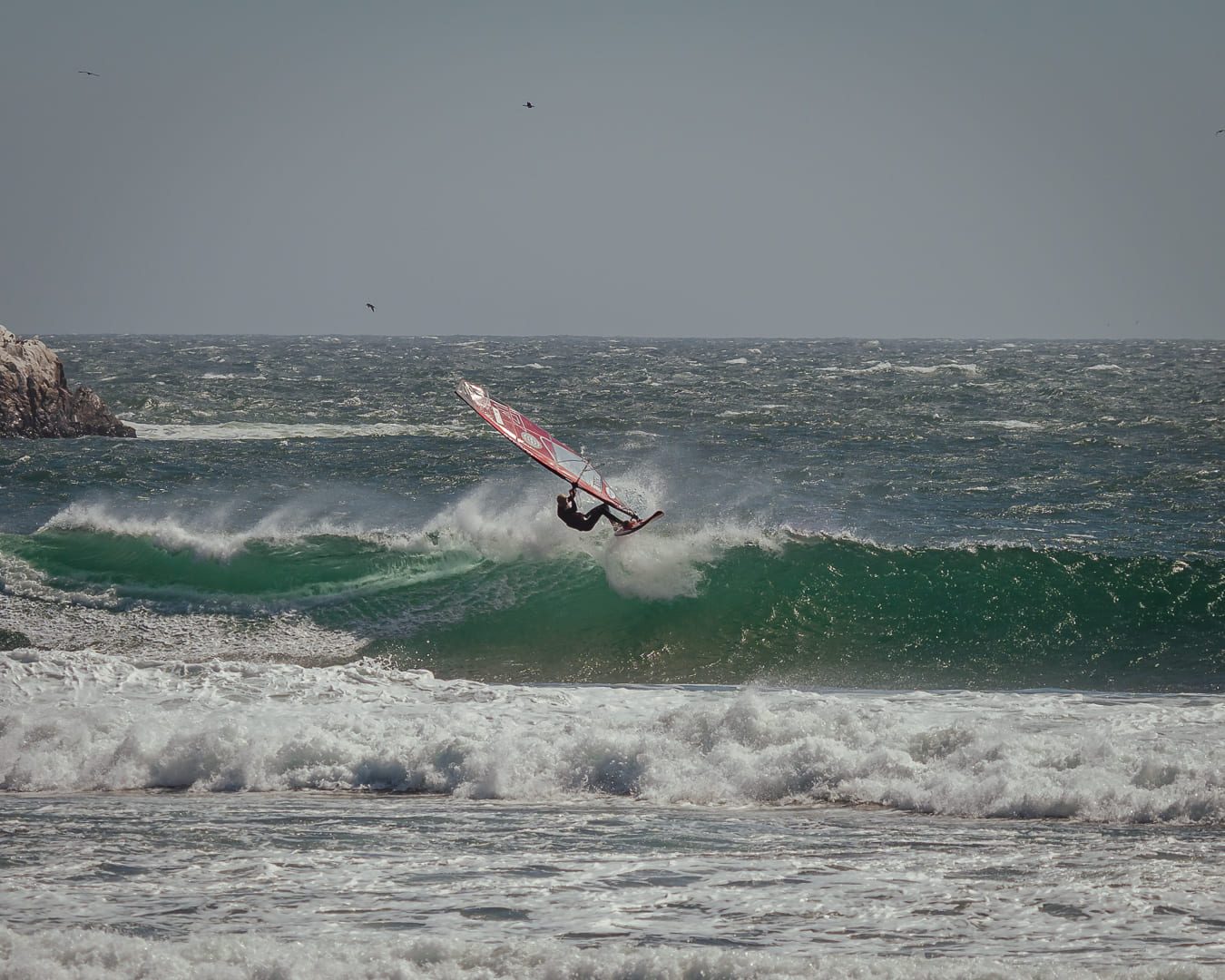 Windsurfista saltando una ola en Matanzas