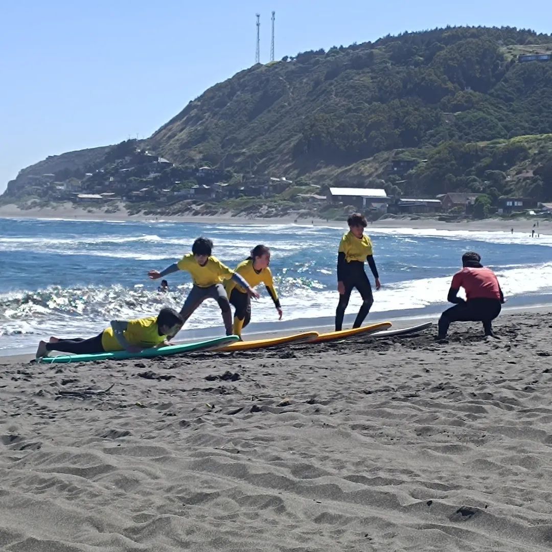 Clase de surf en la playa