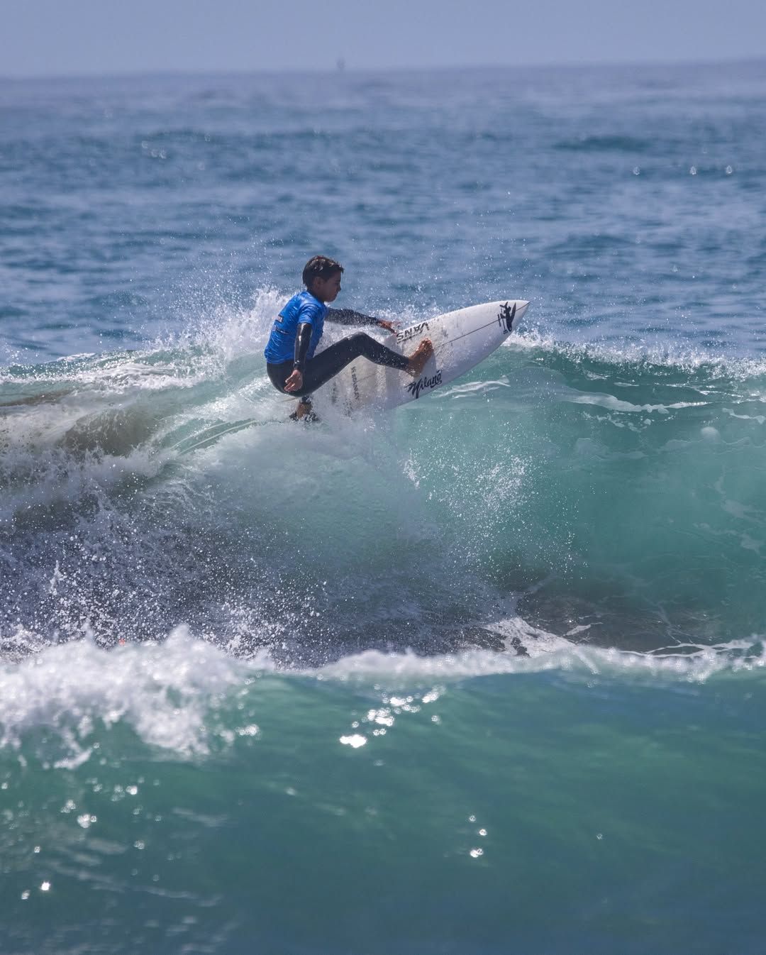 Surfista haciendo un cutback