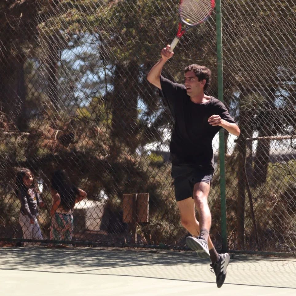 Jugador de tenis en la cancha de OMZ