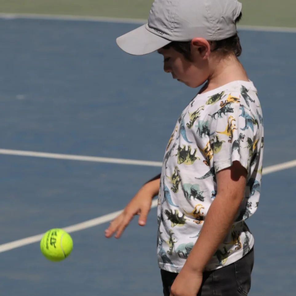 Niño jugando tenis