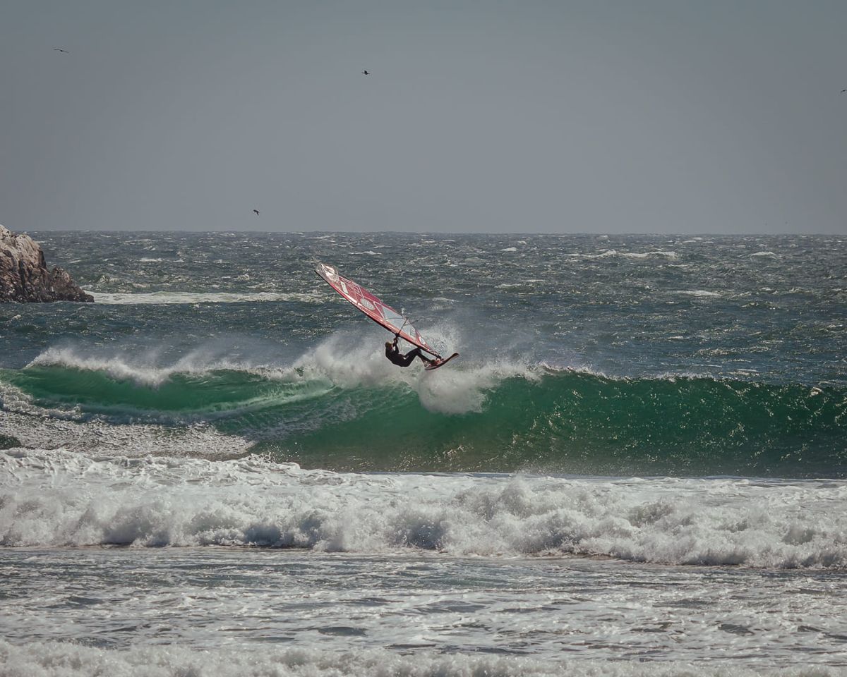 Windsurfista saltando una ola en Matanzas