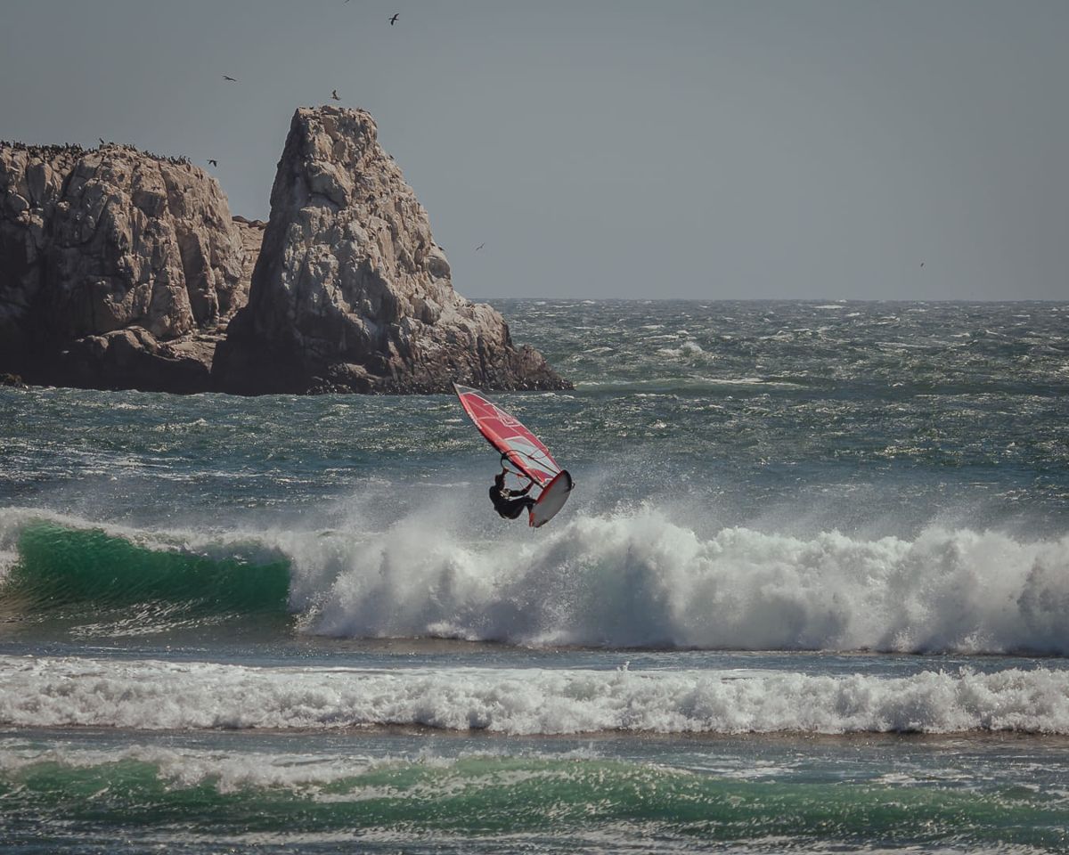 Windsurf entre las olas