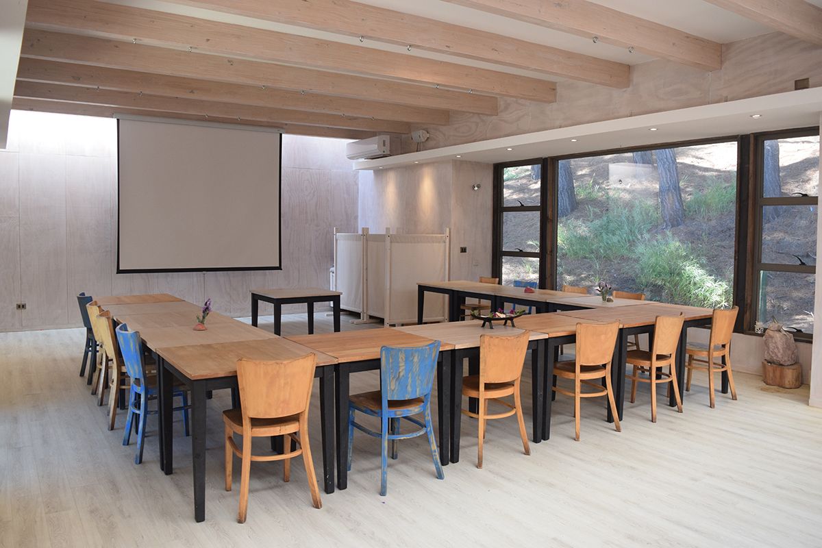 Salón de reuniones con vista al bosque