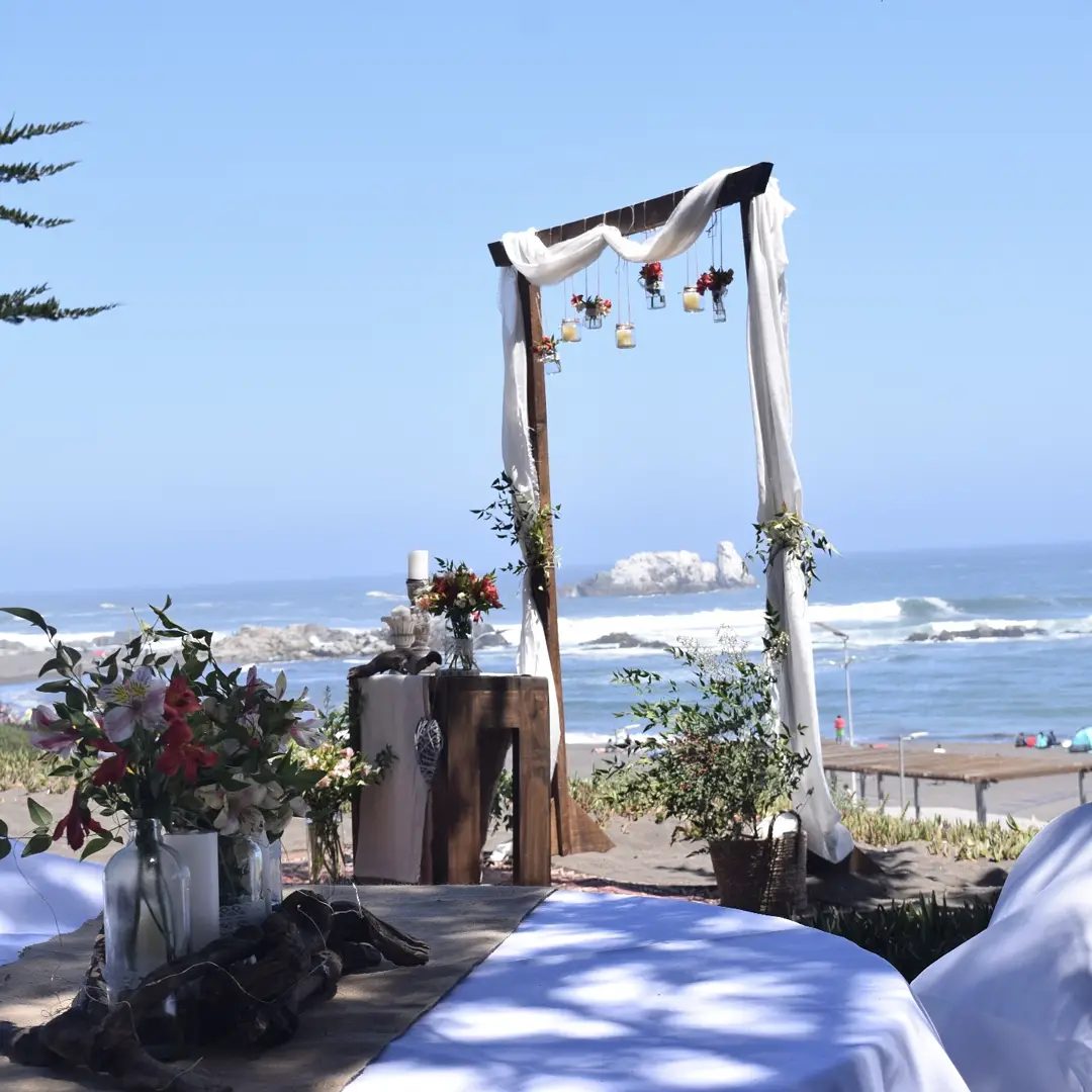 Arco floral de matrimonio con vista a la playa de Matanzas