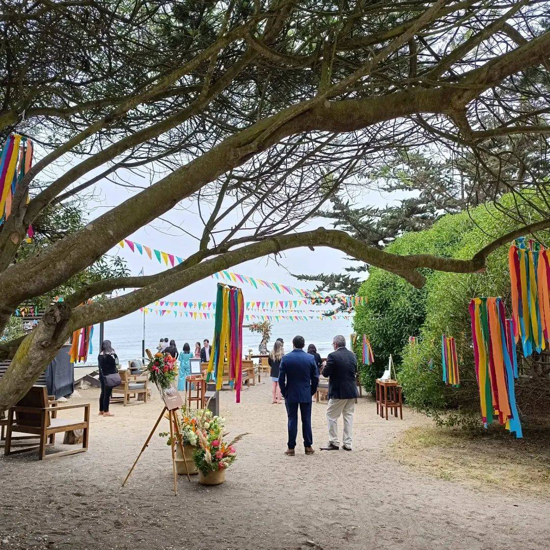 Entrada al evento con banderines en la playa