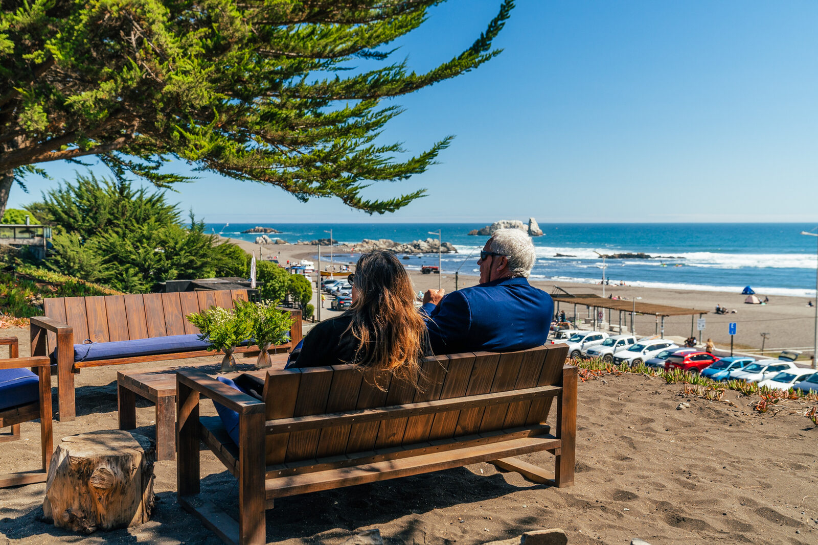 Pareja contemplando el mar desde la terraza