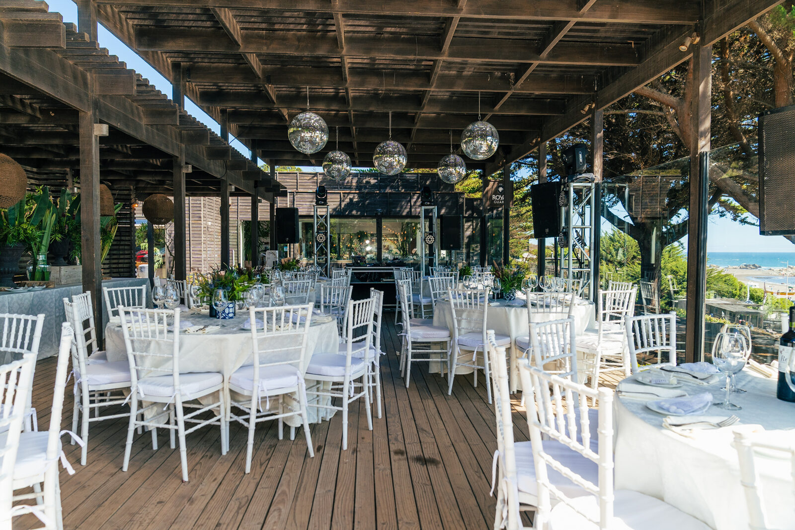 Terraza montada para la celebracion frente al mar