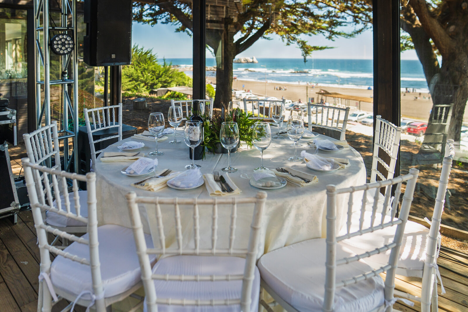 Mesa montada con vista al mar para un evento