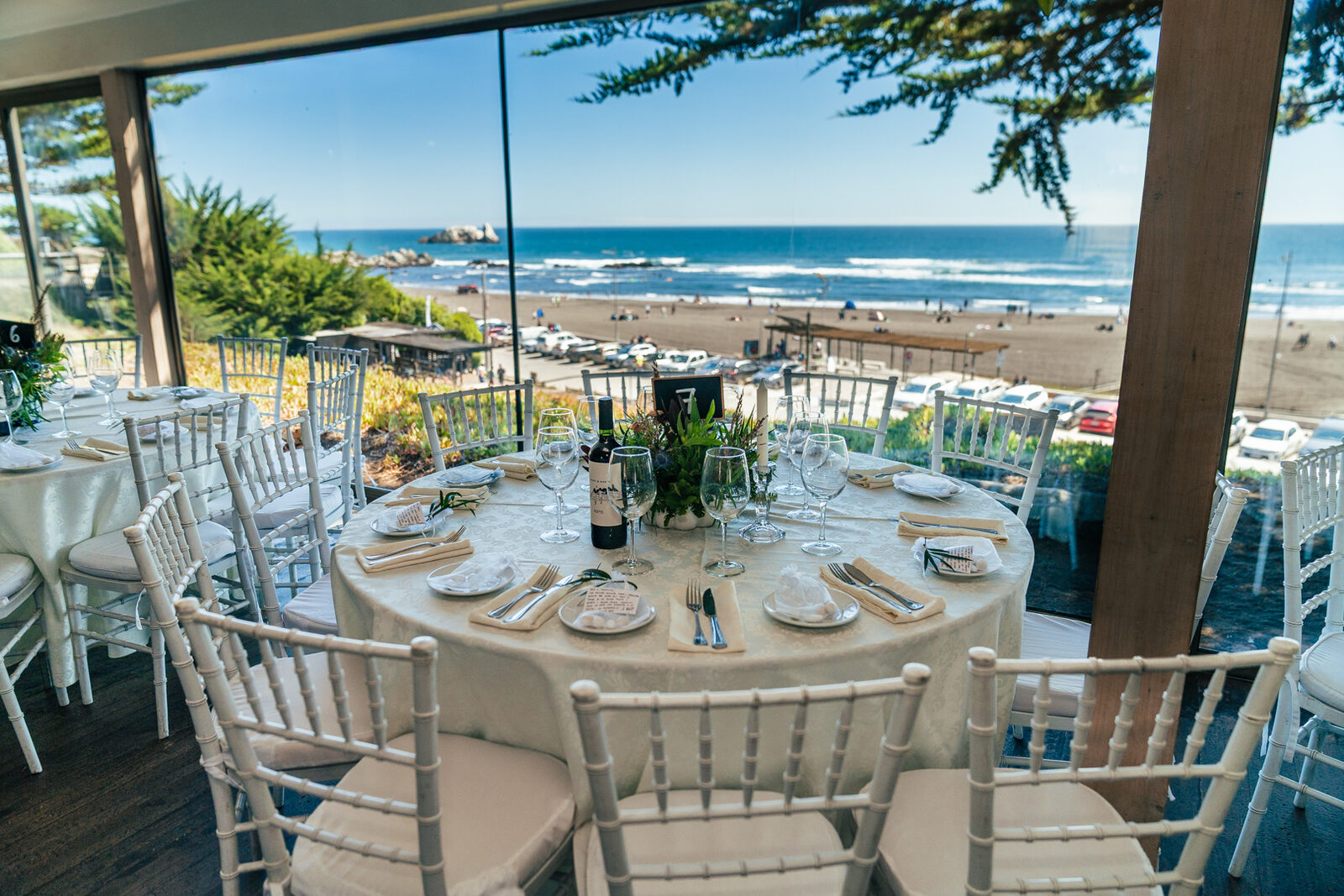 Salon de eventos con mesas y vista panoramica a la playa